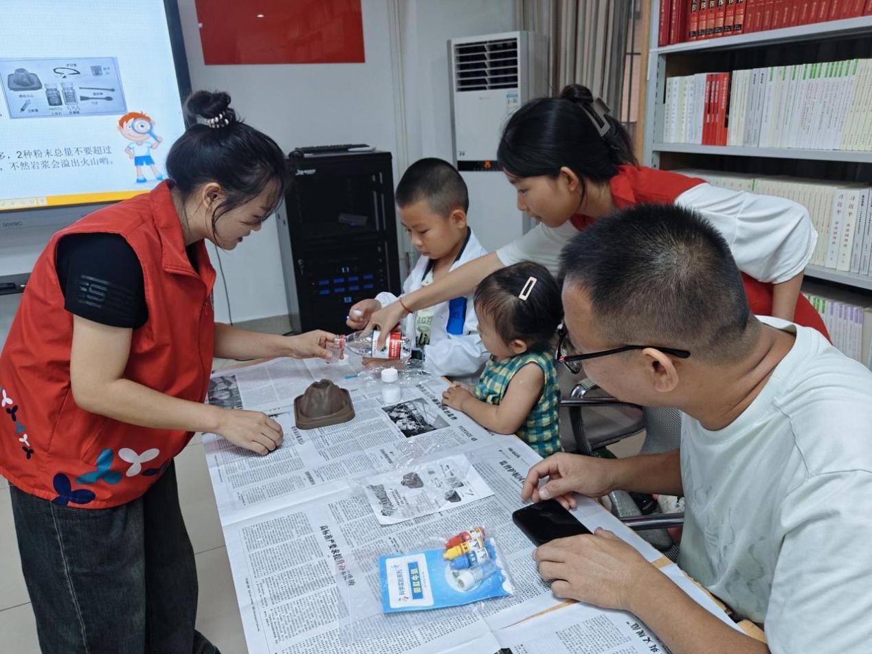西乡永丰社区举办“我是小小科学家”亲子科学实验探索系列活动