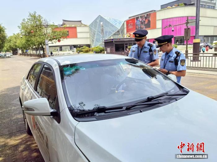 图为开展网约车执法整治工作。　西安市交通运输综合执法支队供图