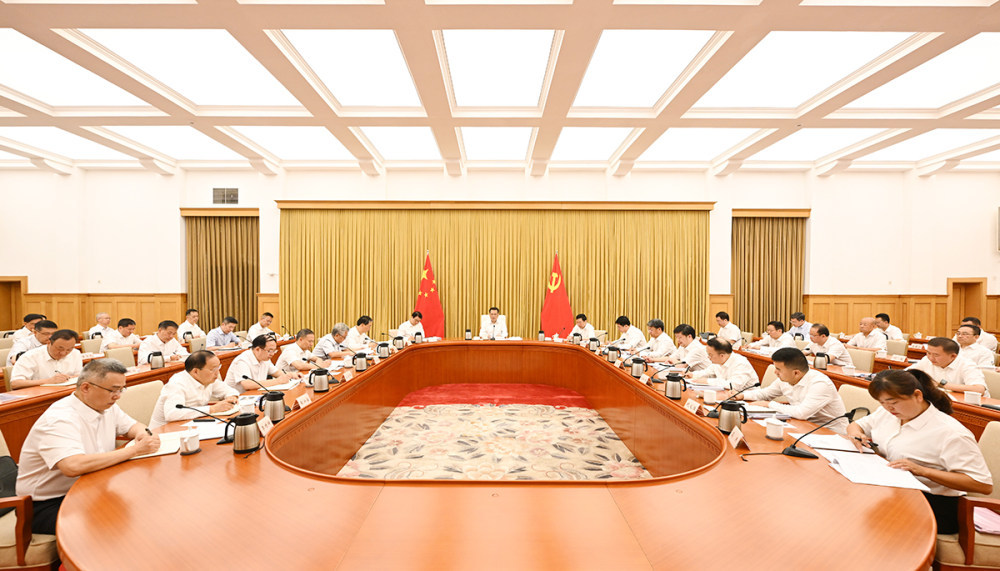 ▲8月15日上午，重庆市深入践行绿水青山就是金山银山理念座谈会举行。记者 苏思 摄