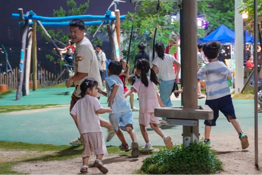 在青岛西海岸新区金沙滩啤酒城，体验一场亲子“慢”游记