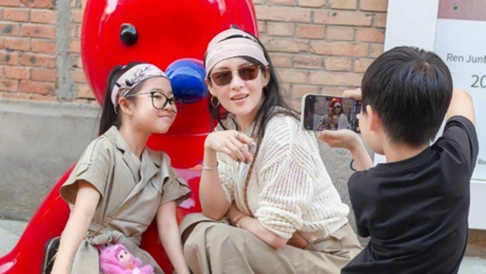 章子怡带醒醒香港逛街，真人很瘦显高挑，扎马尾发量不多还有白发封面图