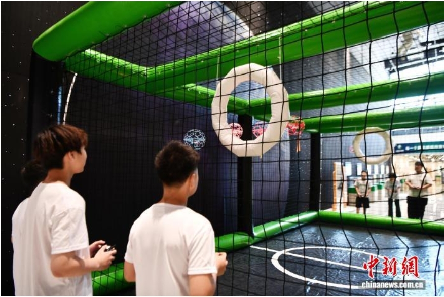 8月9日，石家庄市井陉县科技馆，球形无人机对抗赛现场。中新社记者 翟羽佳 摄