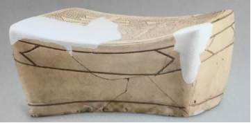 (图十二,齐寿白釉珍珠地枕,北宋,鲁山杨南遗址出土,现藏平顶山博物馆)