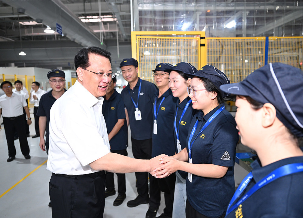 ▲8月13日下午，在赛力斯超级工厂，市委书记袁家军看望慰问企业一线工人。记者 苏思 摄