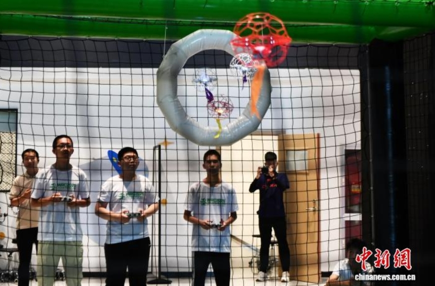 8月9日，石家庄市井陉县科技馆，球形无人机对抗赛现场。中新社记者 翟羽佳 摄