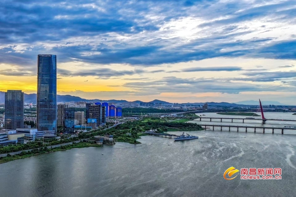 霞映赣鄱！南昌地标与庐山再同框（图）