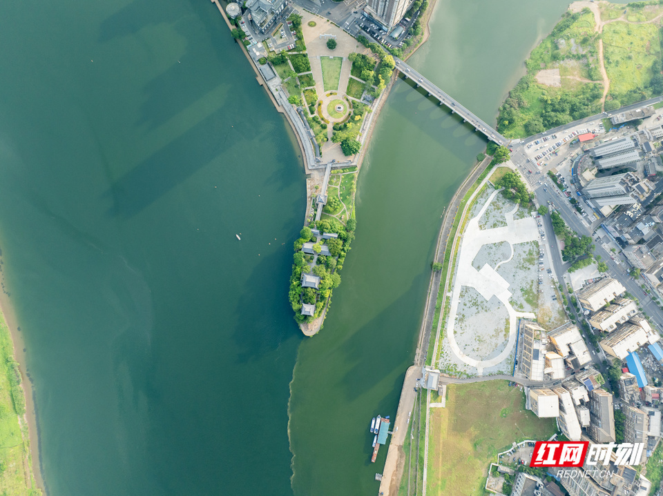 蒸水与湘江在石鼓书院交汇，形成“鸳鸯江水”景观。