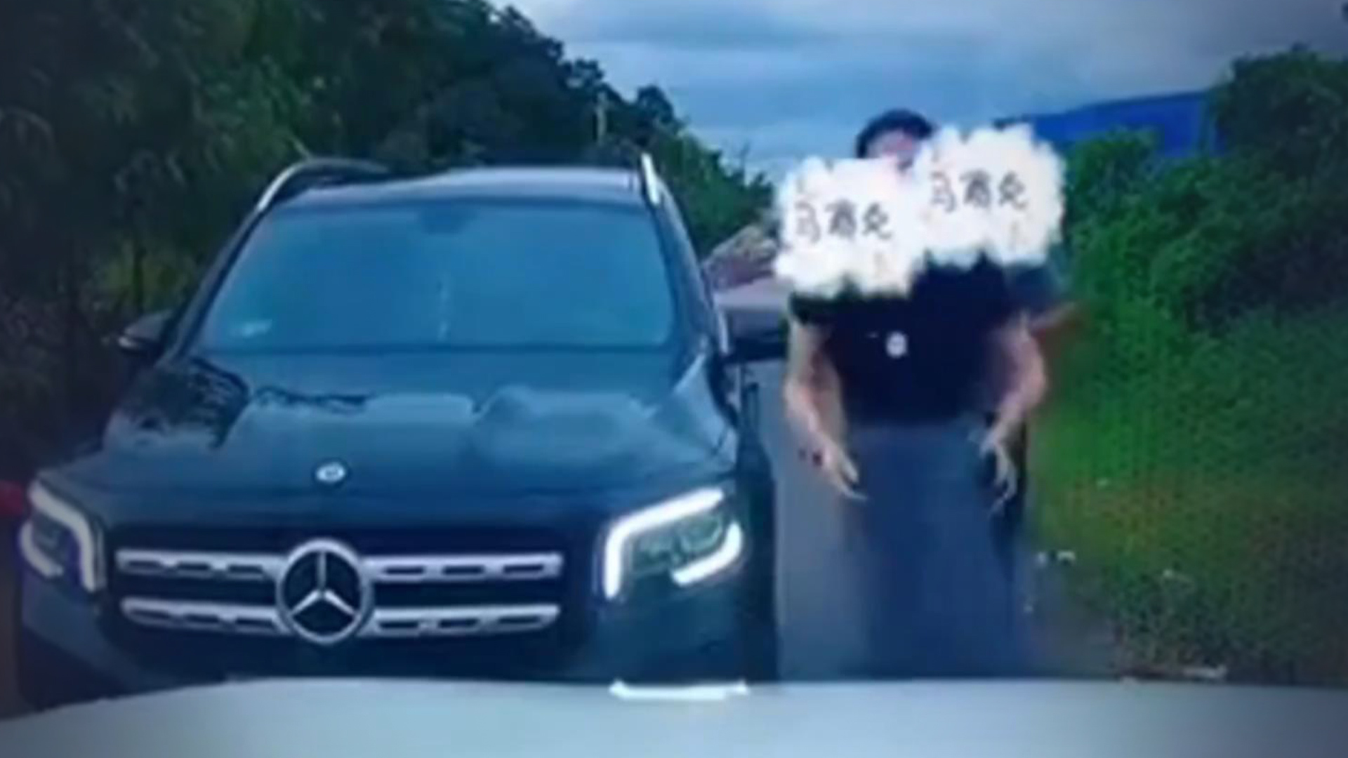 官方通报女司机亮证逼迫让路事件后续处理结果