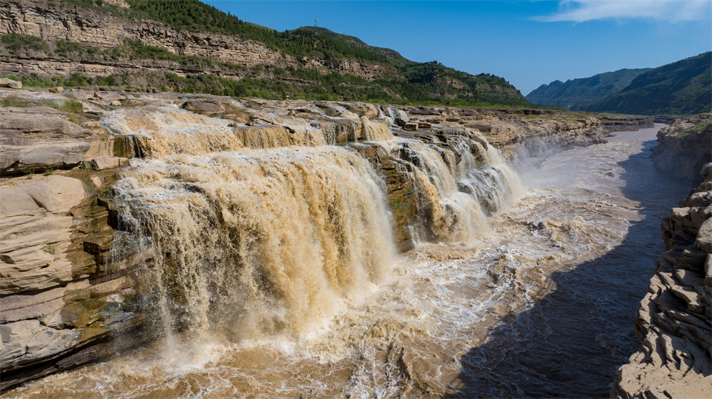 奔腾的黄河壶口瀑布群。