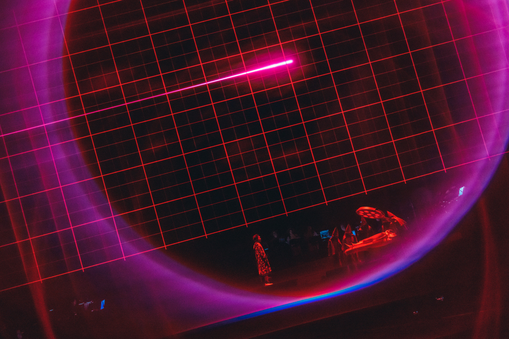 整场演唱会更像一部陈奕迅作品串联起的“音乐剧”或一部“大型艺术装置”