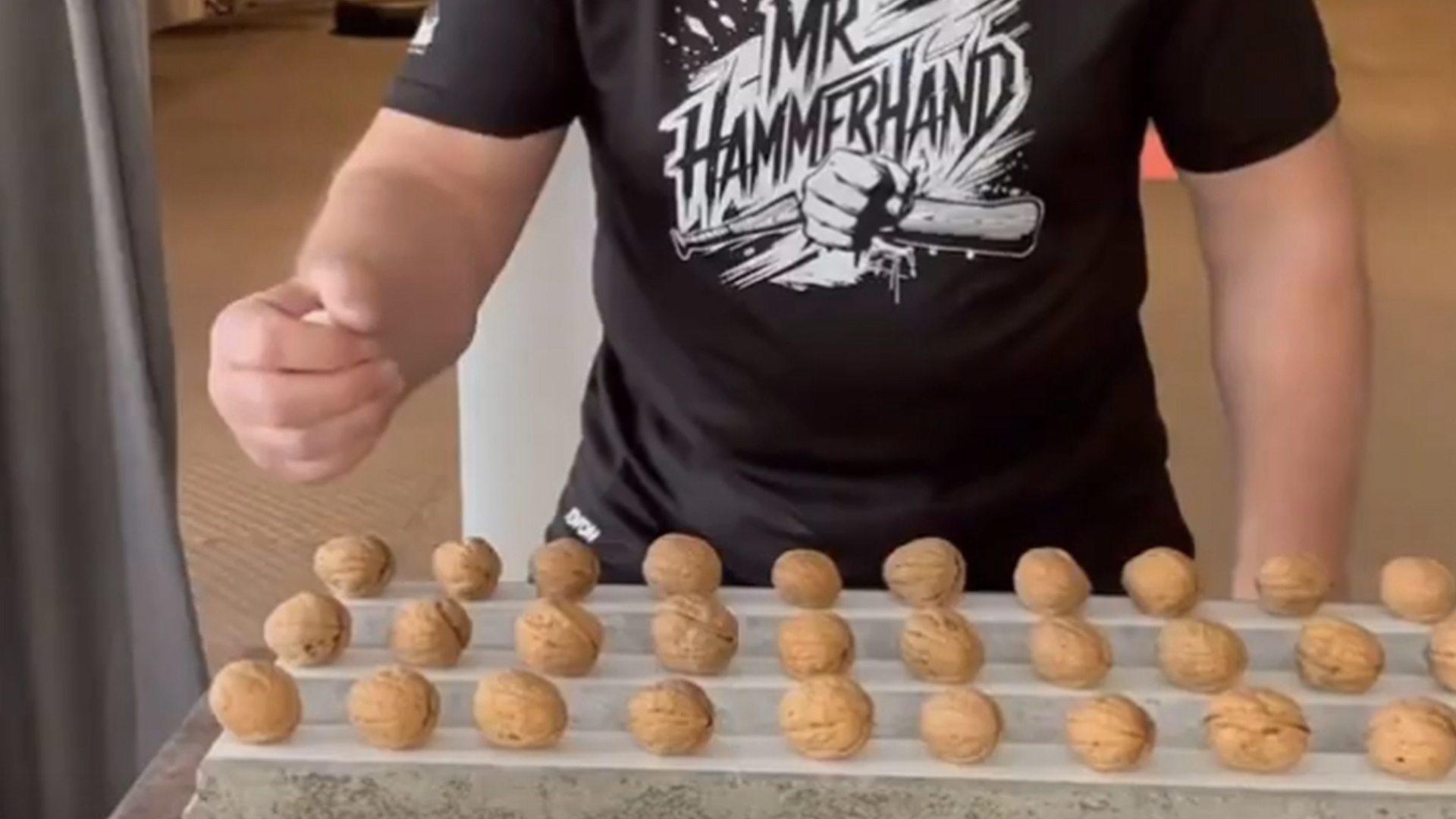 德国66岁男子手握生鸡蛋一分钟砸碎293个核桃，打破吉尼斯世界纪录