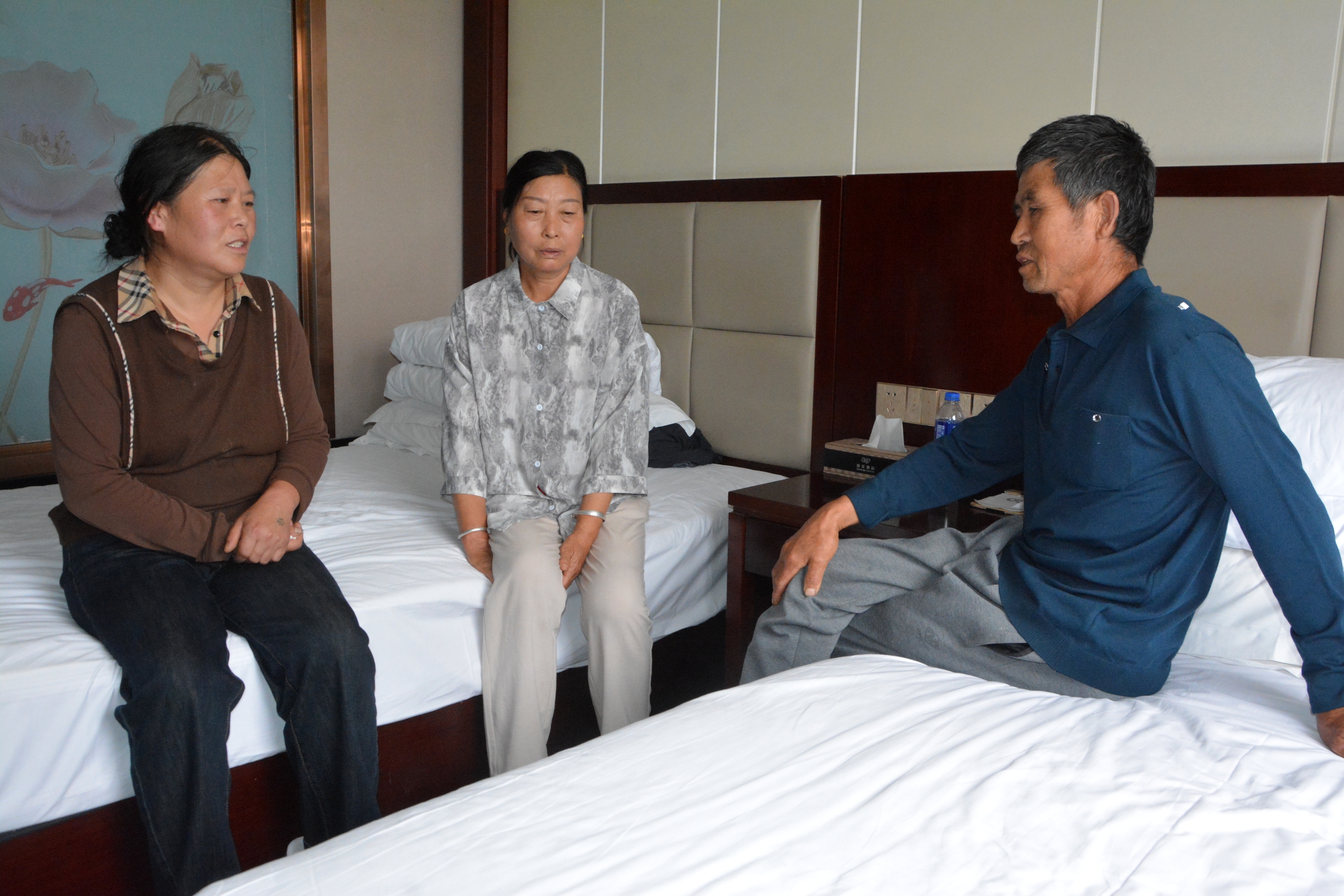 李彩娥（左一）和安置点社员交谈中