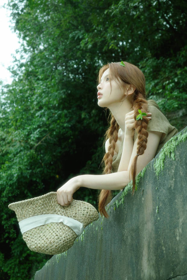 杨超越化身野生森系少女。