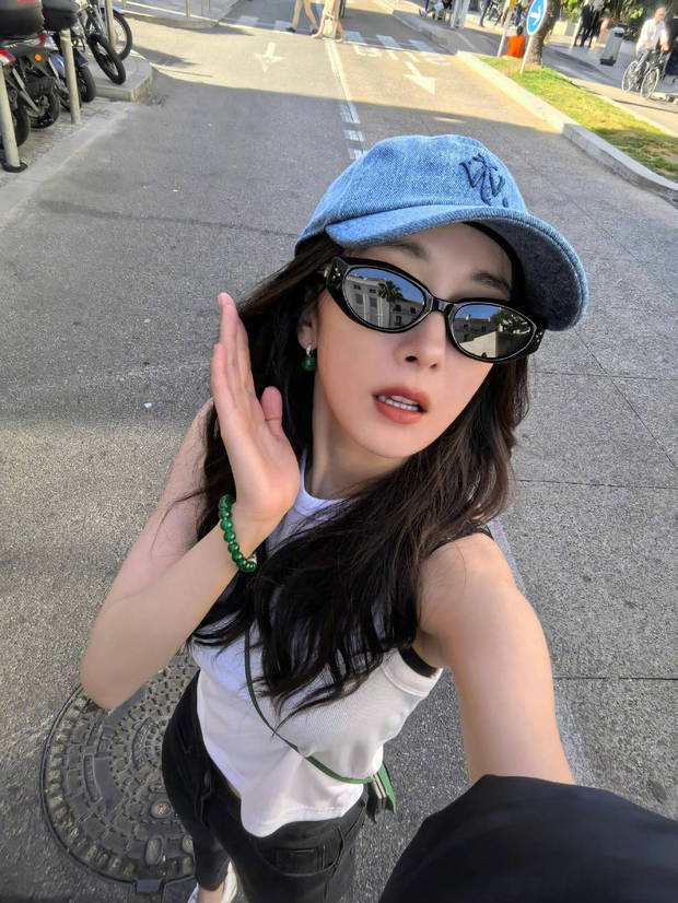 搜狐娱乐讯 近日,杨幂晒出对镜怼脸自拍,双眼灵动又美又萌。