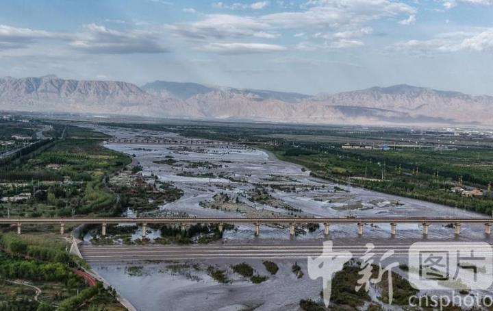 2025年8月10日,在甘肃省张掖市甘州区黑河段拍摄的黑河满河的流水。中新社发 陈礼 摄