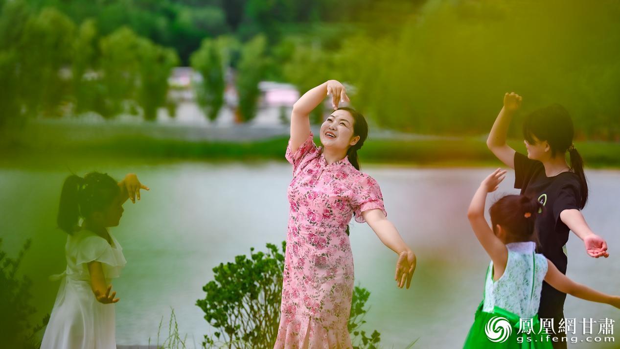 给小传人教授乞巧民俗，是赵君平（左二）最开心的事。李德宇　摄