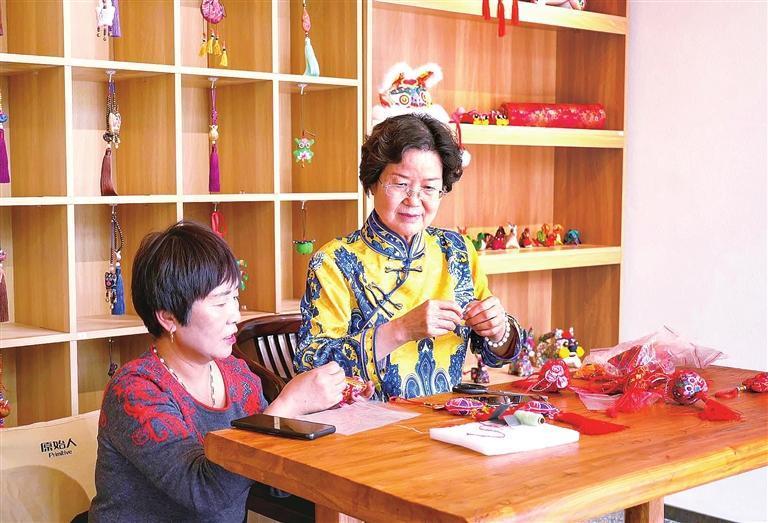 市民在中川·青云驿——兰州新区史喇口乡村旅游区非遗体验馆做香包