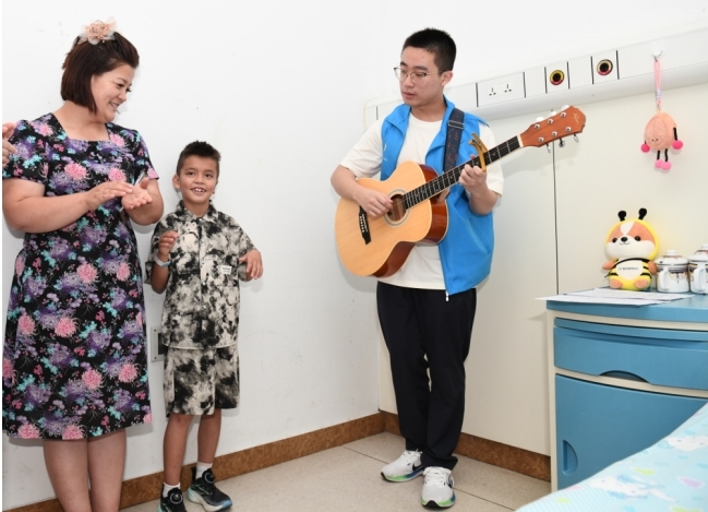 志愿者吉他弹唱《勇气大爆发》庆祝伊力亚斯出院