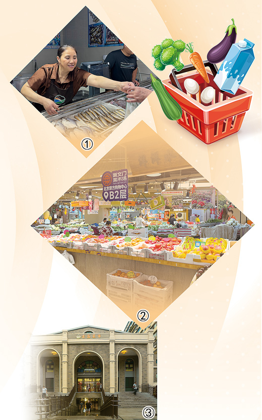 图①:书房市集内,“老代海鲜”摊主吴长伟正在将收拾好的海鲜递给客人。本报记者 季觉苏摄