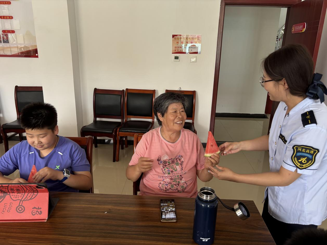 河北高速集团承德分公司承德机场收费站：延伸服务暖人心