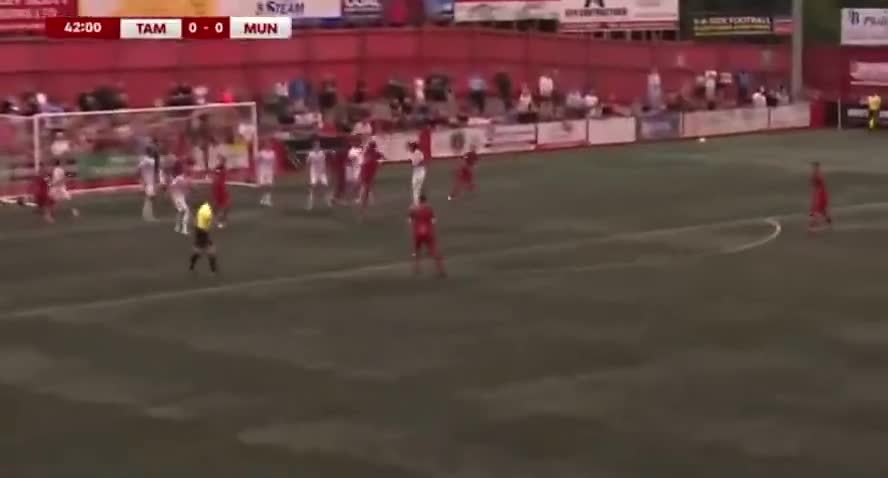 曼联19岁小将塞古-科内比赛中头部重伤离场，比赛随即宣布中止