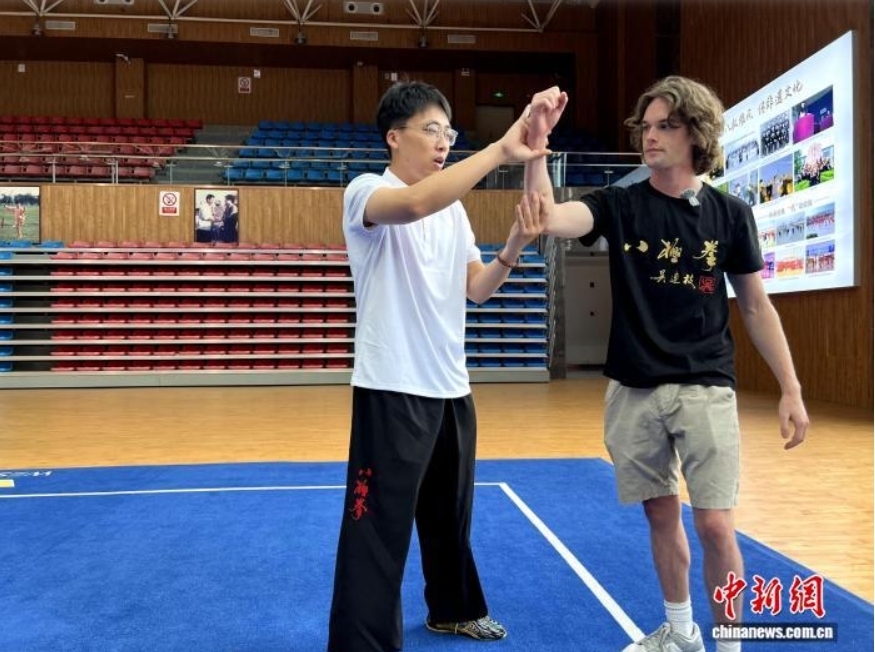 图为八极拳传承人吴昊(左一)教授美国青年 Marshall Mc Craw习练八极拳。刘冠一 摄
