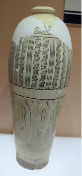 (图二十八,白釉篦划水波纹梅瓶,段店窑址采集,现藏鲁山段店窑艺术博物馆)