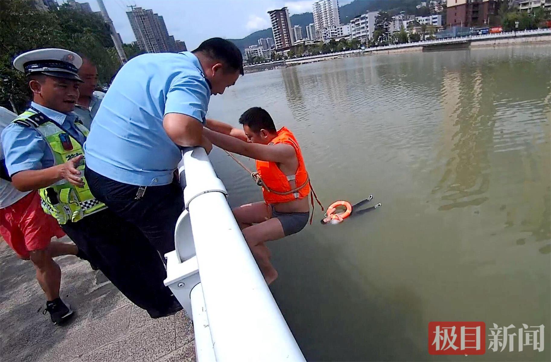 图3：民警正翻过护栏下水施救.jpg