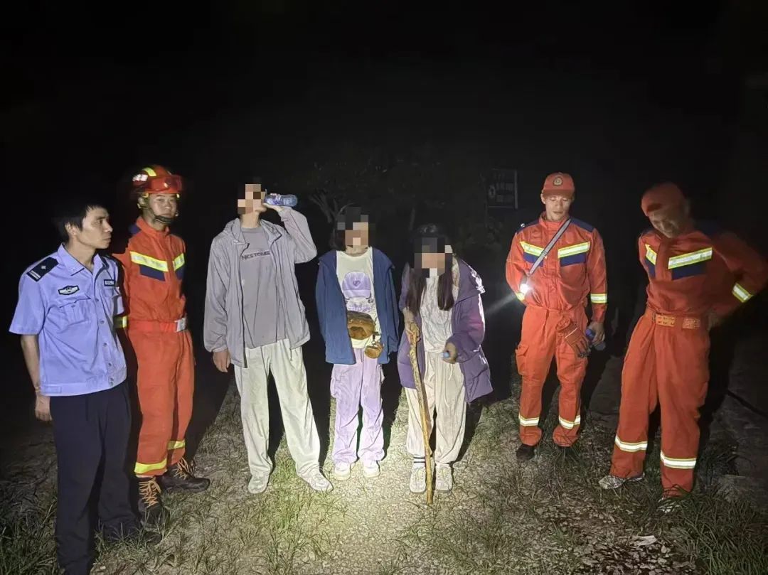 景德镇浮梁县一深山内3名驴友迷路 众人夜间紧急搜救4小时