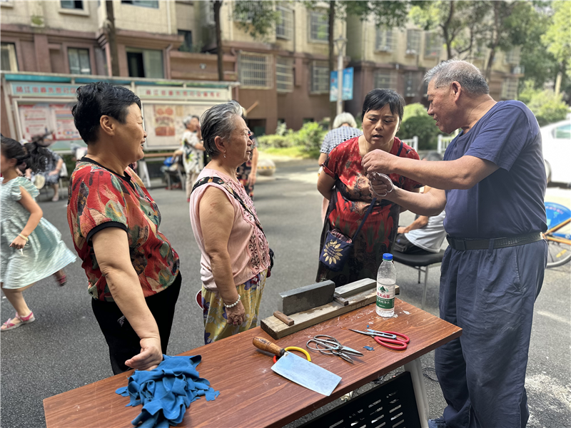 家门口的 “暖心集市”！这个社区便民服务日特别热闹