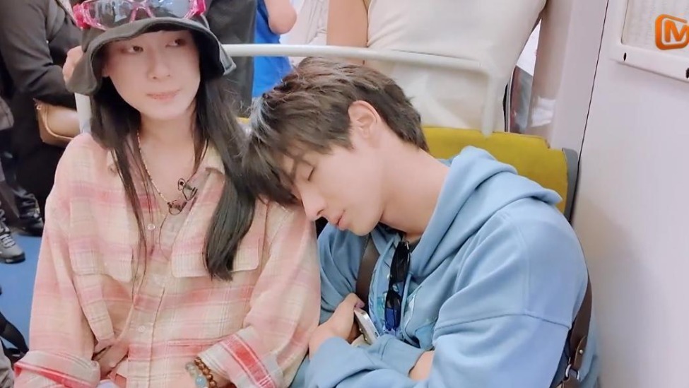 2年后赵昭仪再上节目，晒出北京的大房子，主动让颜安靠自己肩膀封面图