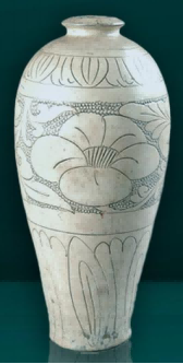 (图二十四,白釉珍珠地划花梅瓶,宋代,口径7.5厘米,足径9厘米,高38.5厘米。1955年在河南省方城县杨集乡官庄村出土,现藏河南博物院)