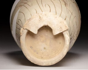 (图十八,白釉珍珠地刻划花梅瓶,金代,口径4.6厘米,足径9.2厘米,复原高38.8厘米。现藏于宝丰汝窑博物馆)