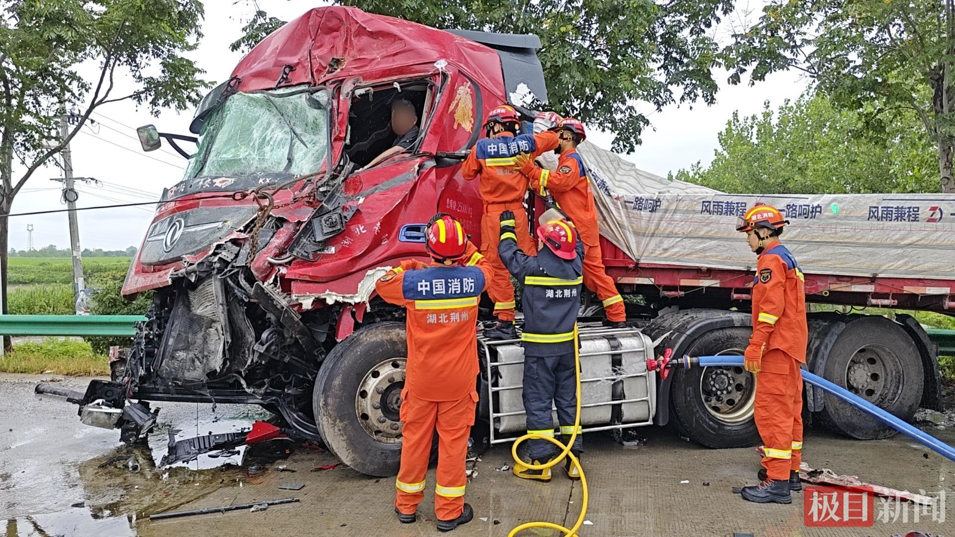 消防员借助液压钳拓展作业空间(通讯员 江叔能 摄)