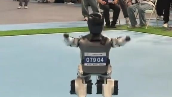 机器人运动会自由体操赛场 “小顽童”惊艳全场