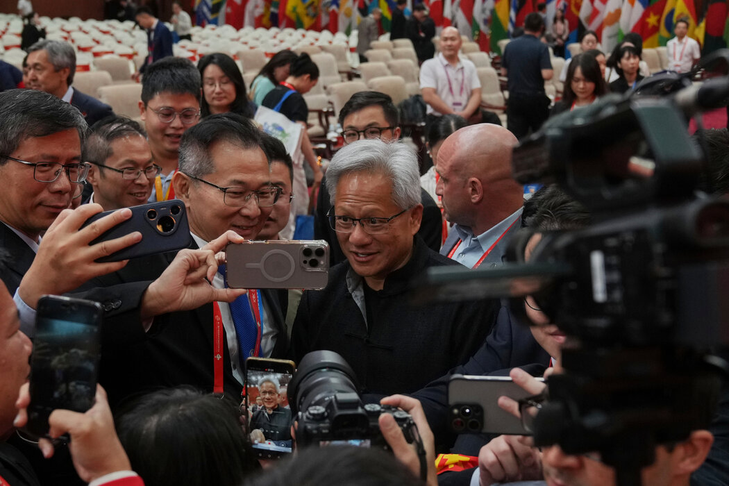 ▎7月16日,英伟达创始人兼CEO黄仁勋在H20芯片解禁后参加第三届中国国际供应链促进博览会。图源:纽约时报