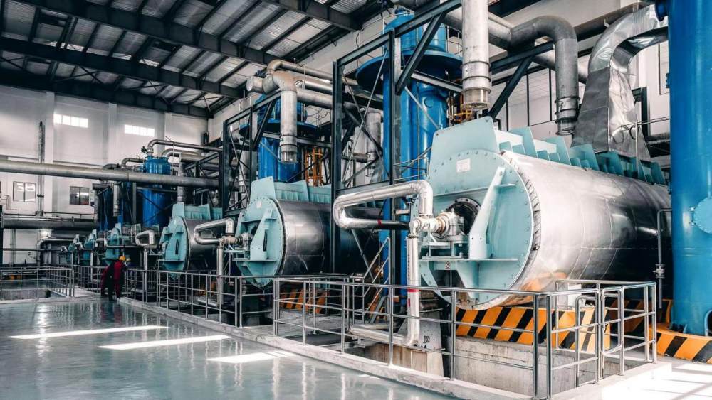 珞璜电厂的污泥处置中心，工作人员操作设备将污泥送入锅炉发电。受访企业供图