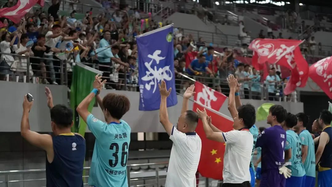 “贛超”第五輪，撫州隊球員賽后向球迷致謝。記者 吳茵攝