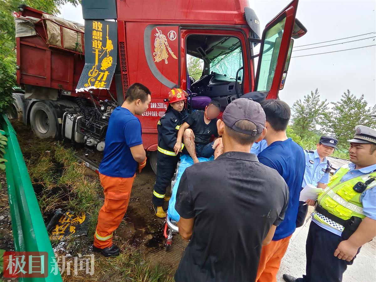 消防员成功救出被困人员(通讯员 江叔能 摄)