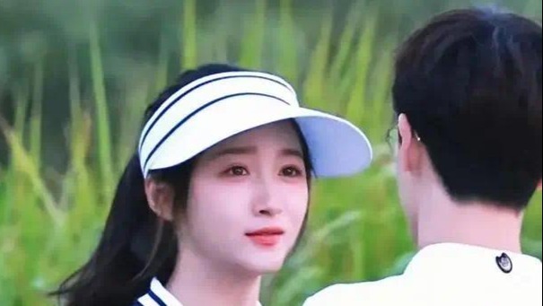 关晓彤和李昀锐甜蜜互动后，鹿晗首次公开现身，状态如何？封面图