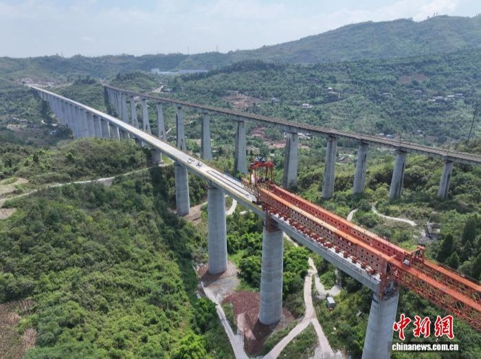 图为新渝万高铁新桥双线特大桥建设现场。(无人机照片)渝万铁路有限责任公司供图