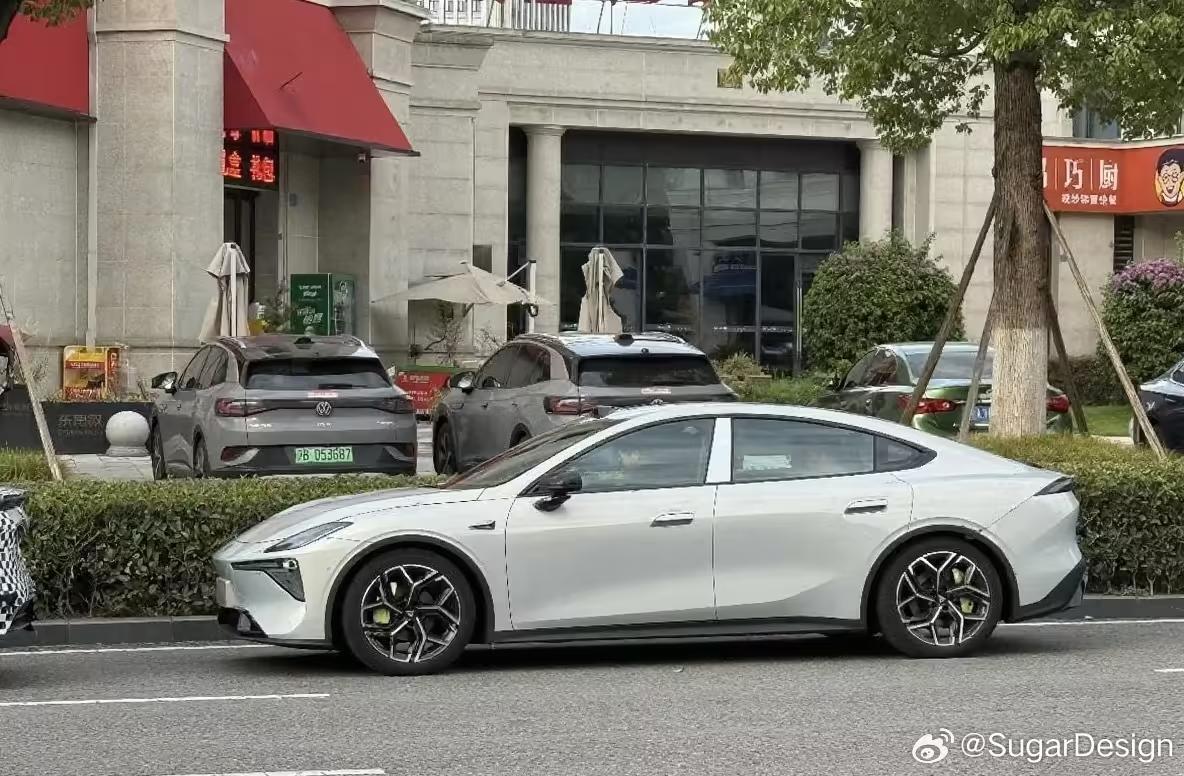 中国长安汽车集团首车:深蓝L06实车曝光,今年Q4发布