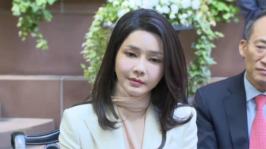 韩国前第一夫人被捕，韩媒讽刺其为“幕后总统”