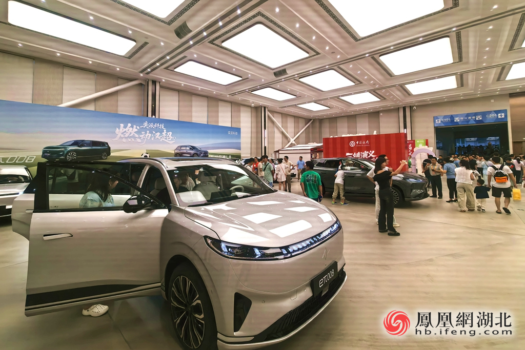 2025“汉超”揭幕 近5万人现场大合唱观赛