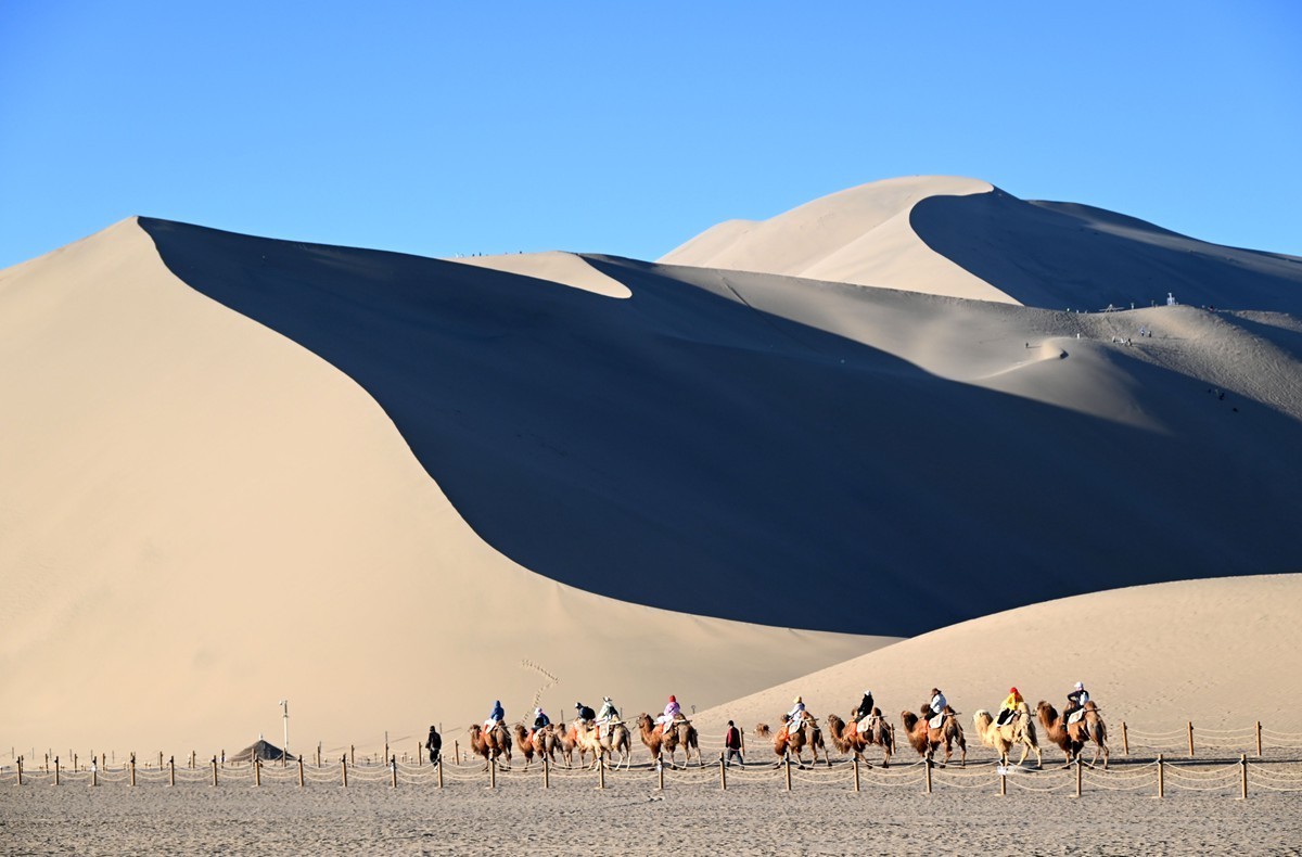 敦煌市鸣沙山月牙泉景区 图片来源:新华社