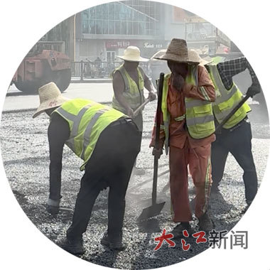 工人攤鋪瀝青。李安然 攝