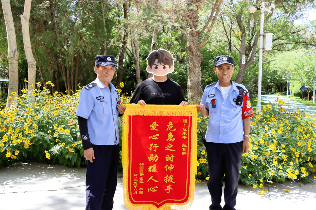 图左一为苑其桥