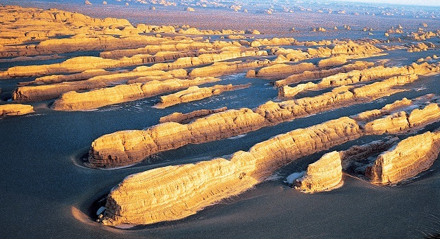 中国规模最大、地质形态发育最成熟、最具观赏价值的雅丹地貌群落——敦煌雅丹地貌。