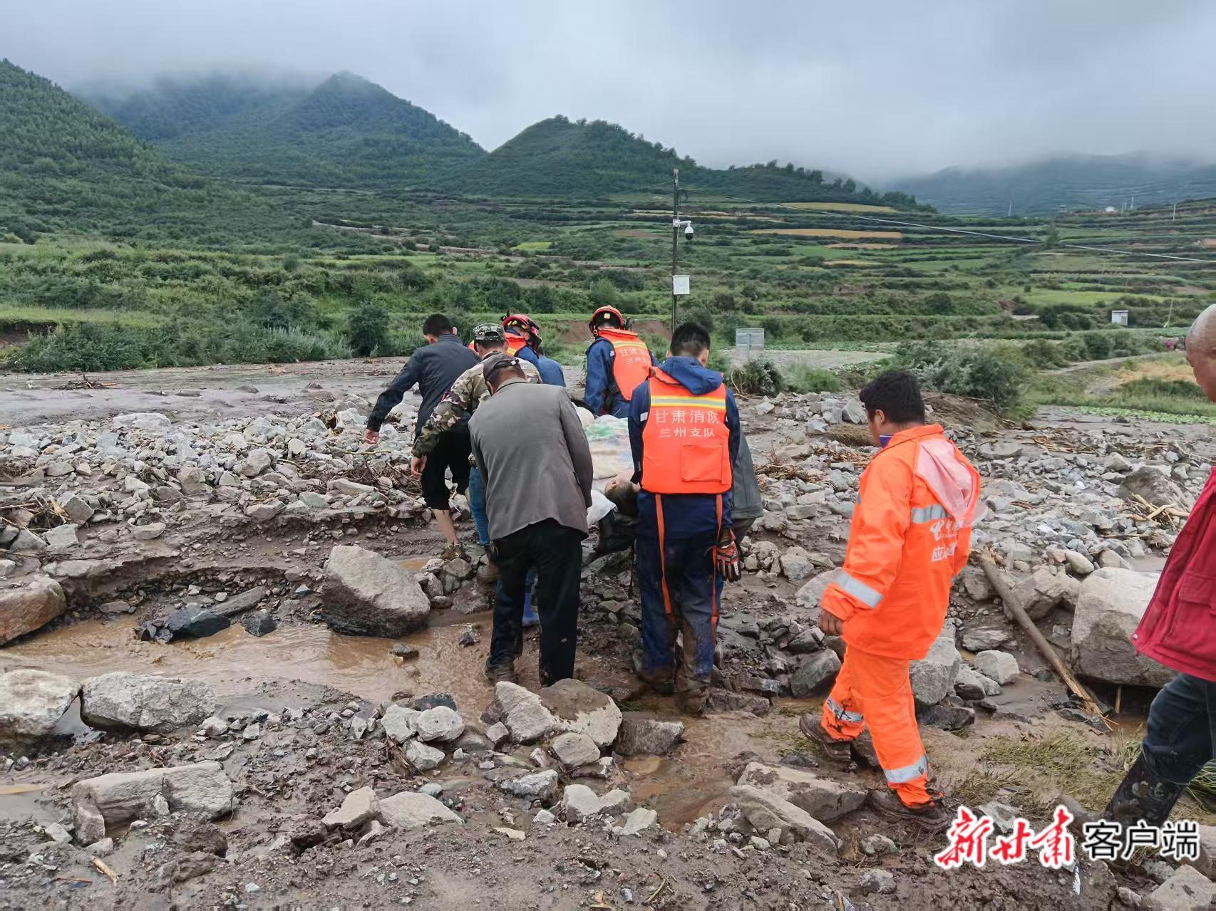 陈万凯和救援人员进行伤员救助