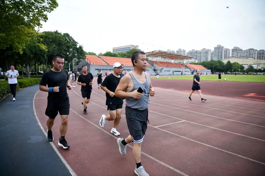 市民们在市全民健身中心田径场上慢跑。记者 王永春/摄